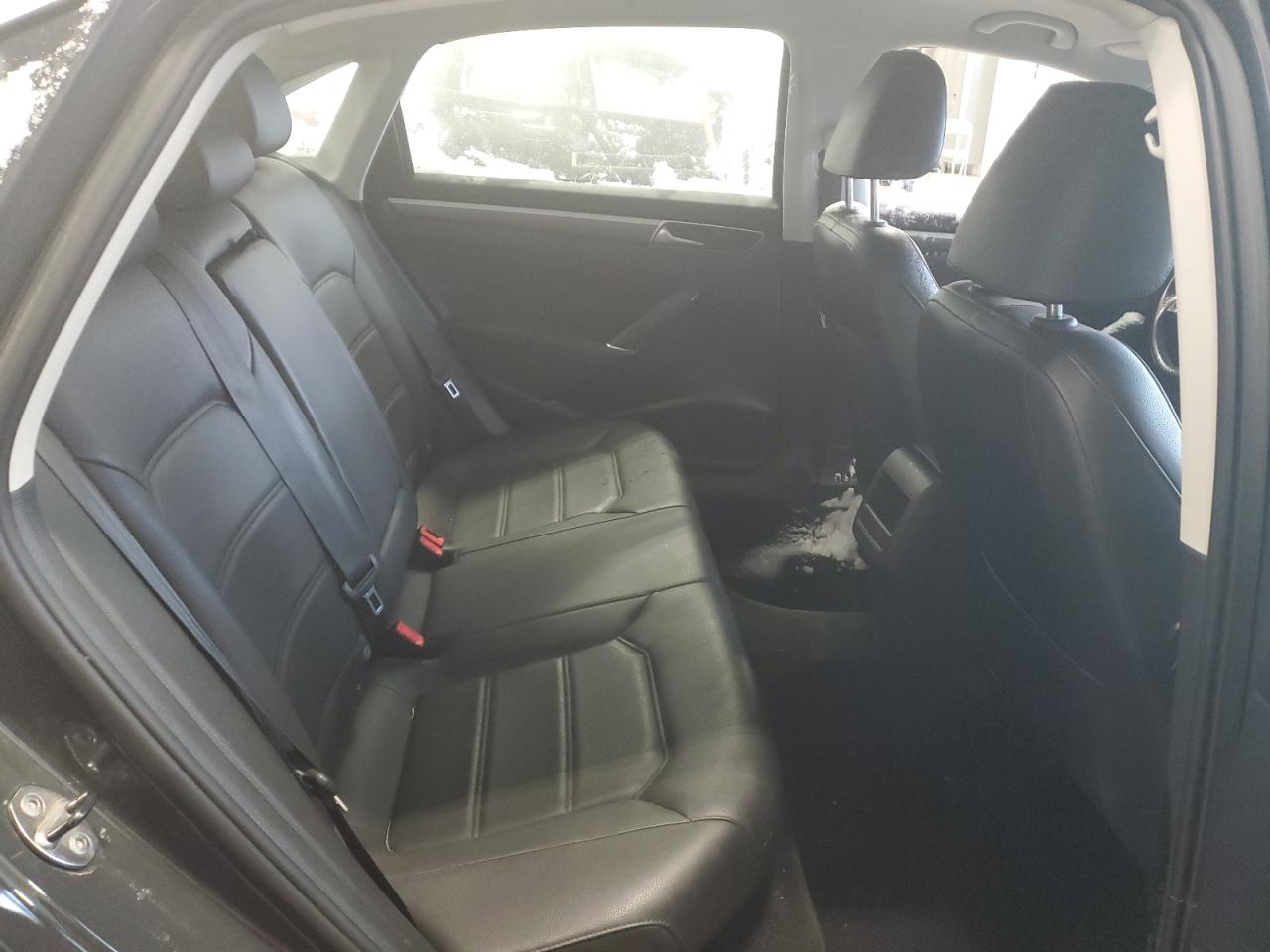 2017 Volkswagen Passat - Image 10