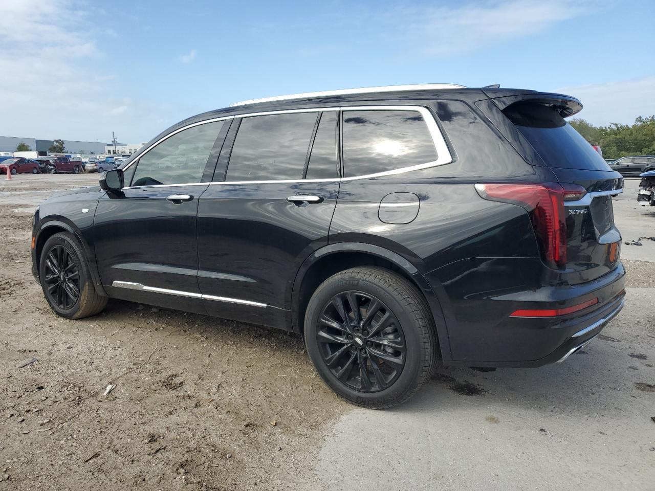 2022 Cadillac XT6 - Image 2