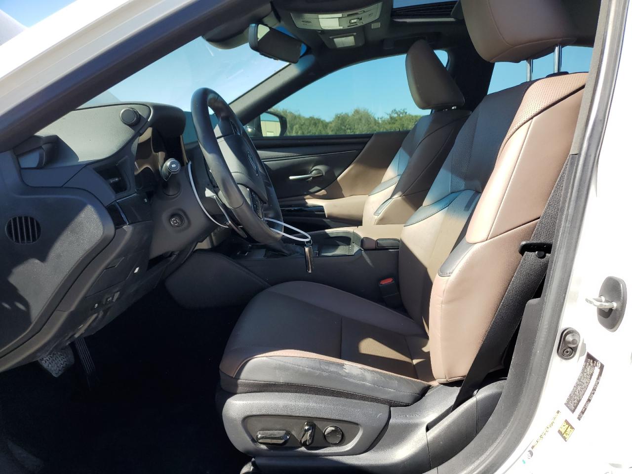 2023 Lexus ES - Image 7