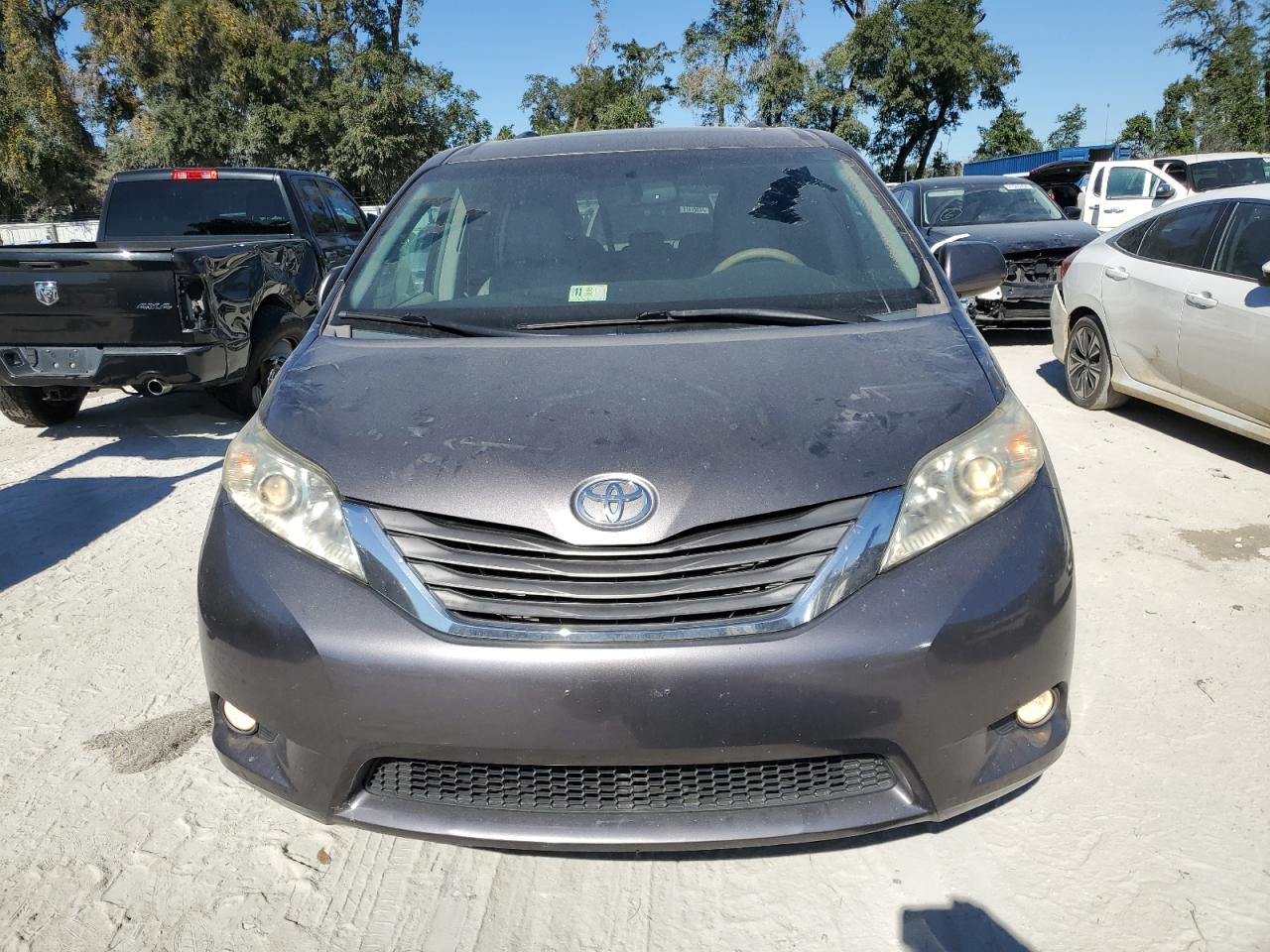 2011 Toyota Sienna - Image 5