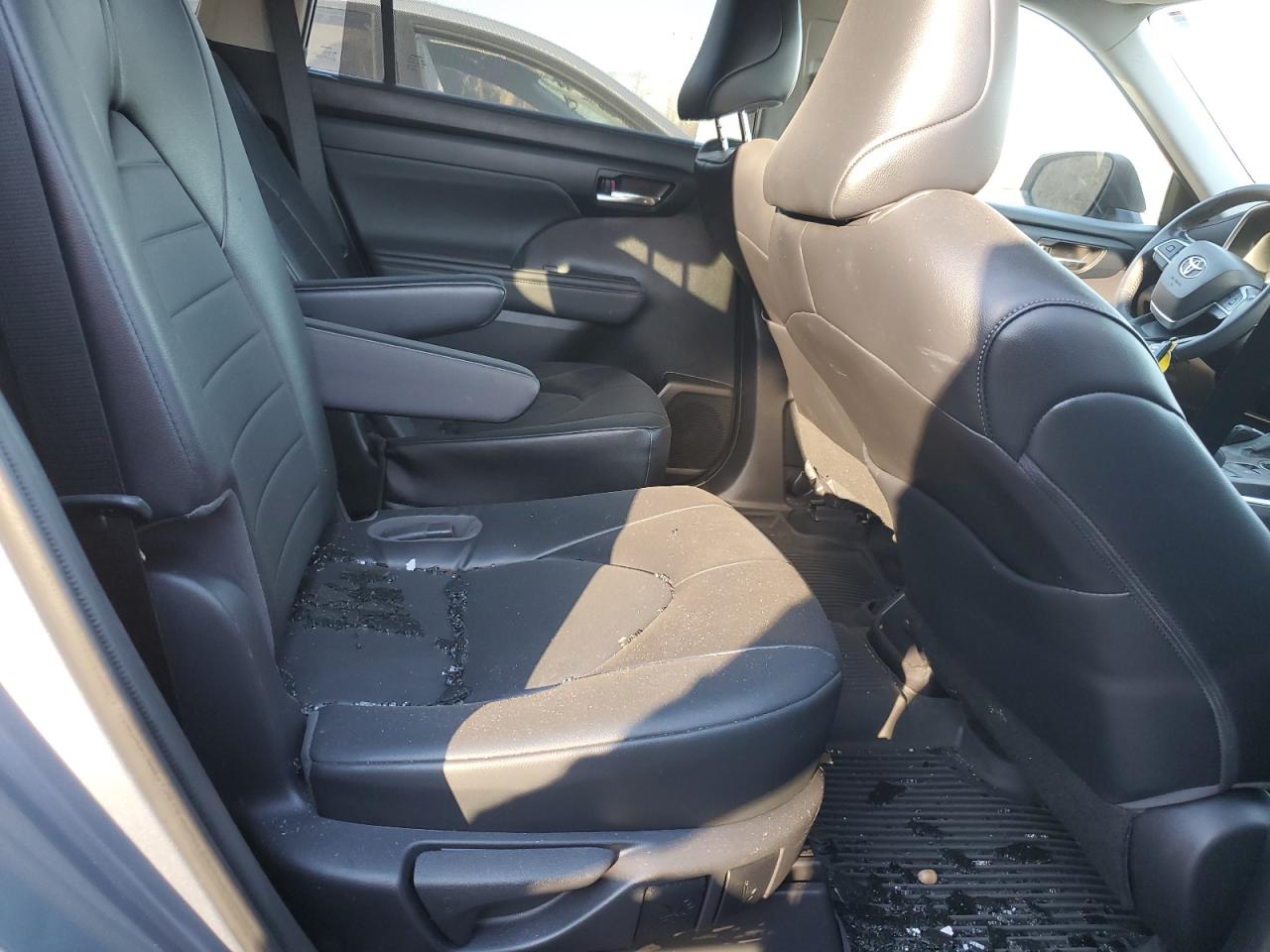 2022 Toyota Highlander - Image 11