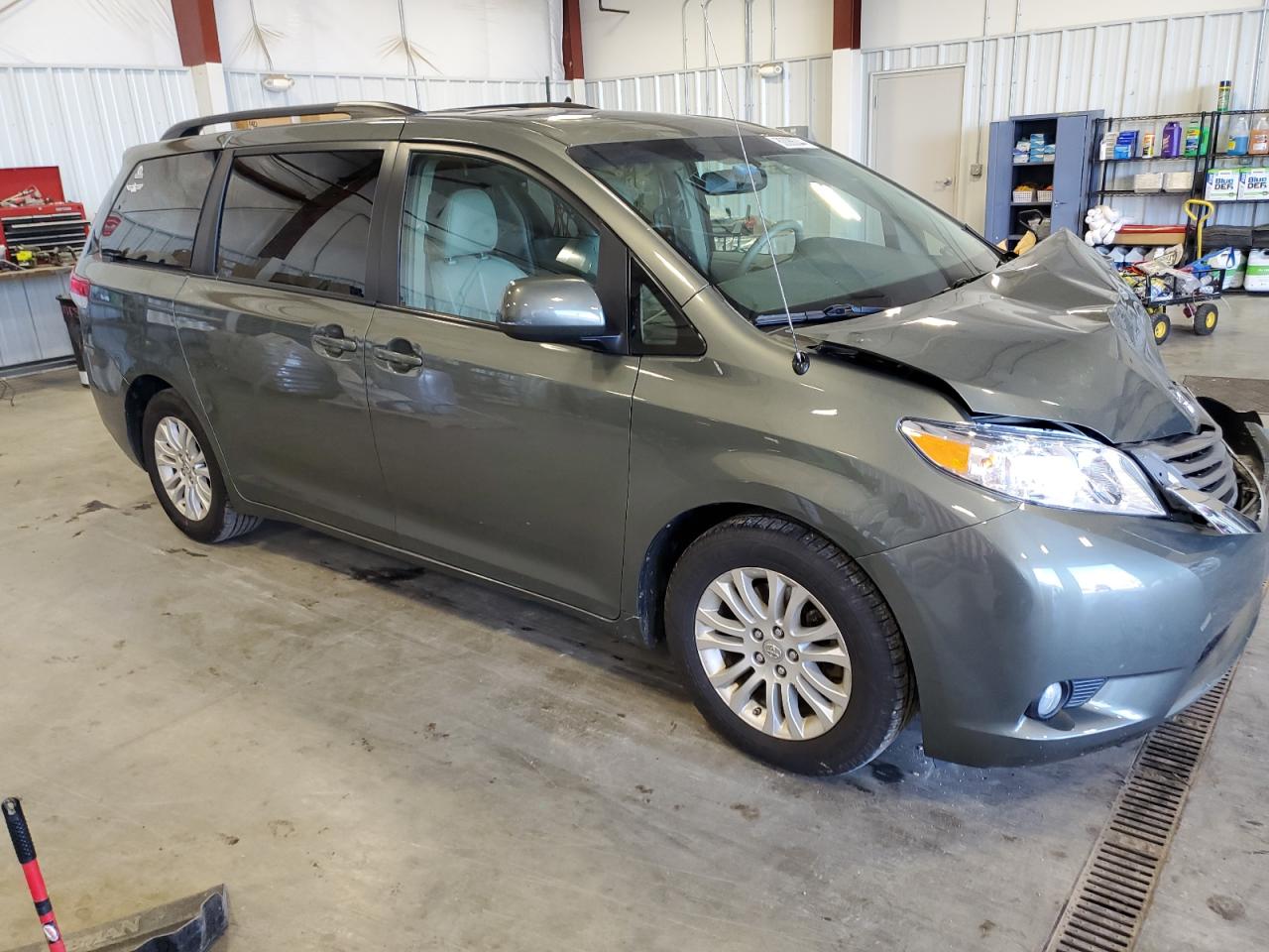 2011 Toyota Sienna - Image 4