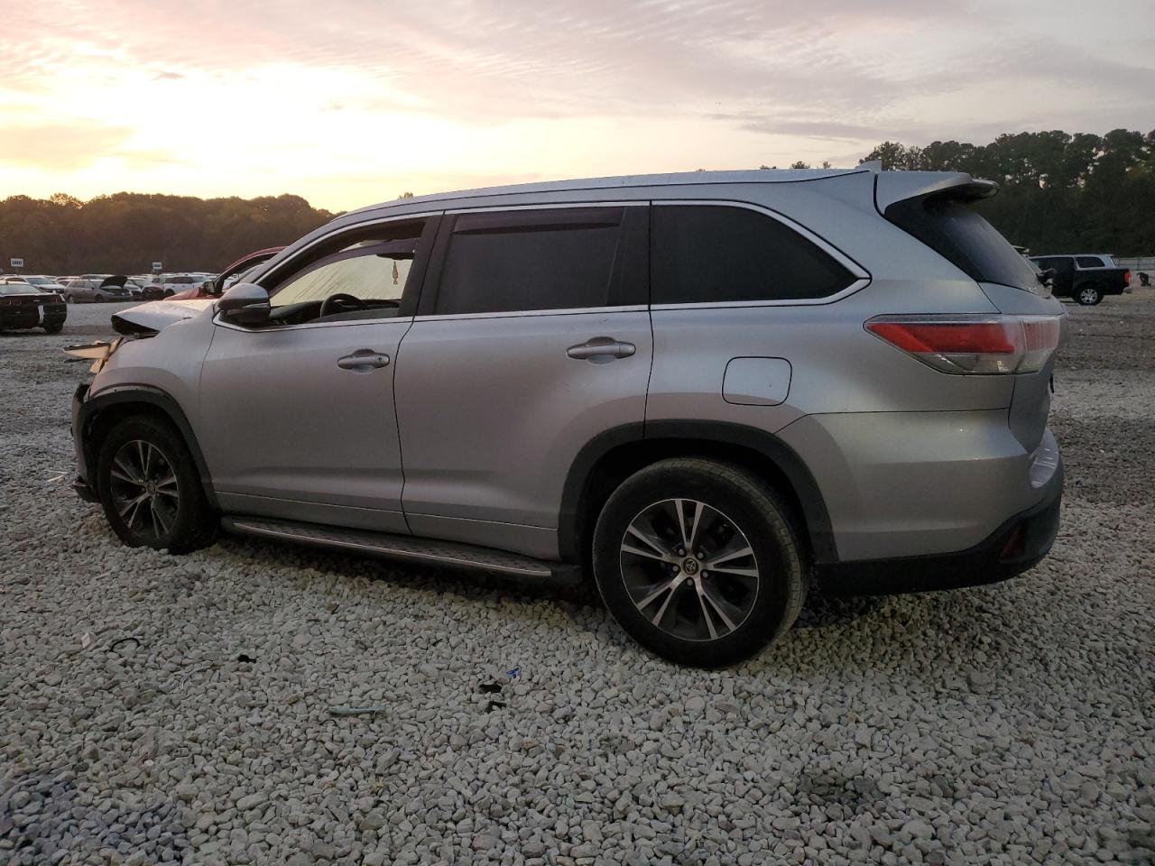 5TDKKRFH6GS123300 2016 TOYOTA HIGHLANDER - Image 2