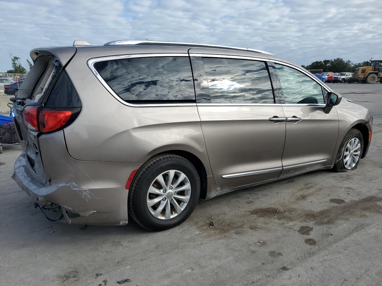 2018 Chrysler Pacifica - Image 3