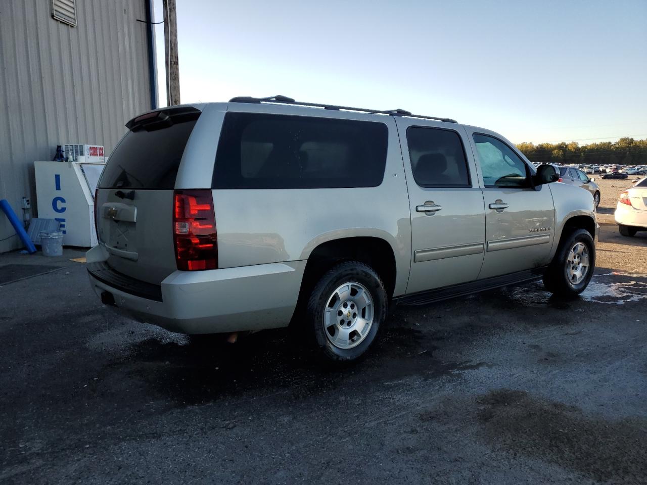 VIN 1GNSCJE09ER144512 2014 CHEVROLET SUBURBAN no.3