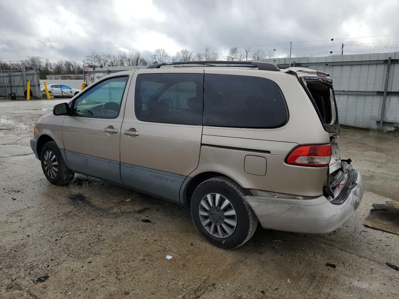 2003 Toyota Sienna - Image 2