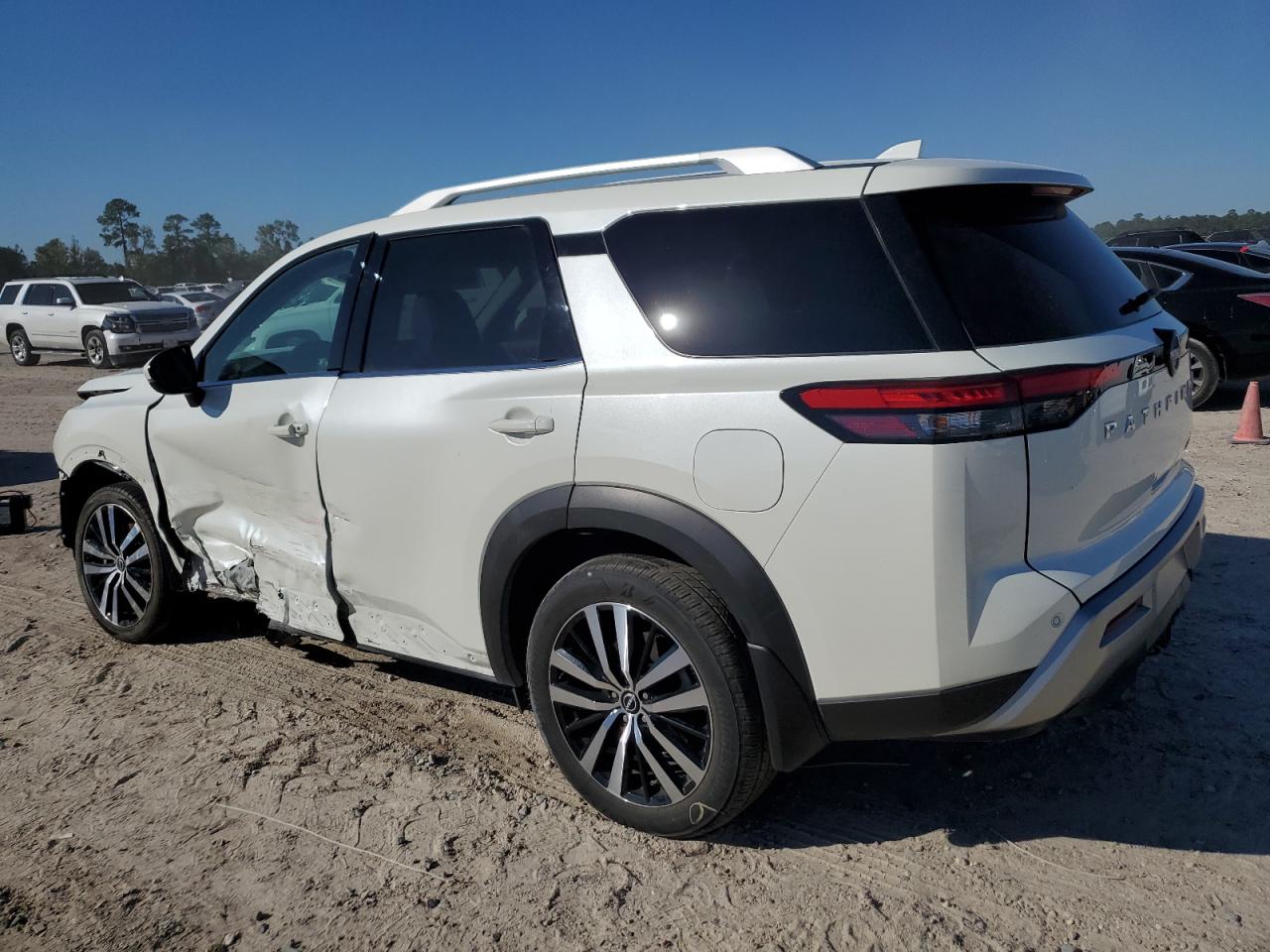 2024 Nissan Pathfinder - Image 2