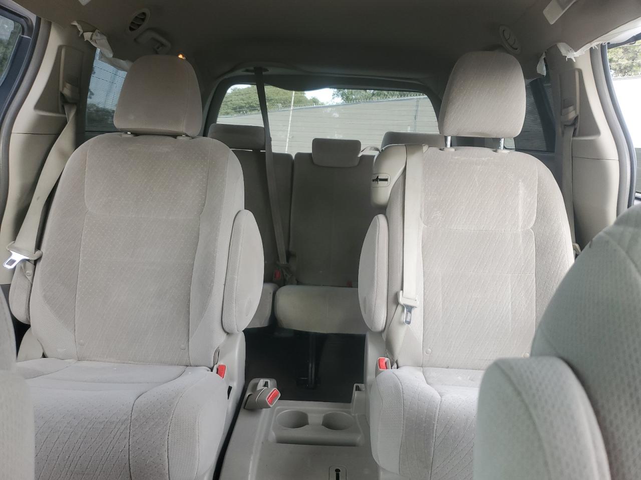 2015 Toyota Sienna - Image 10