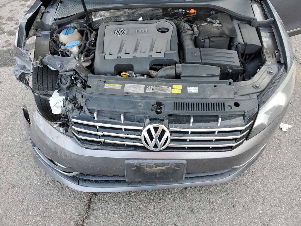 2014 Volkswagen Passat - Image 12