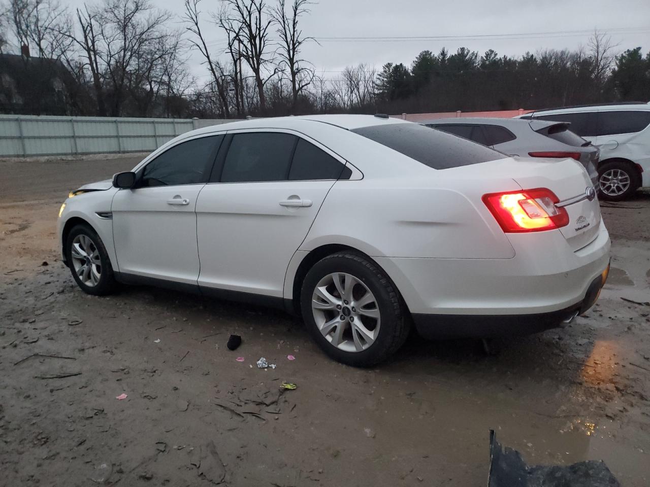 2010 Ford Taurus - Image 2