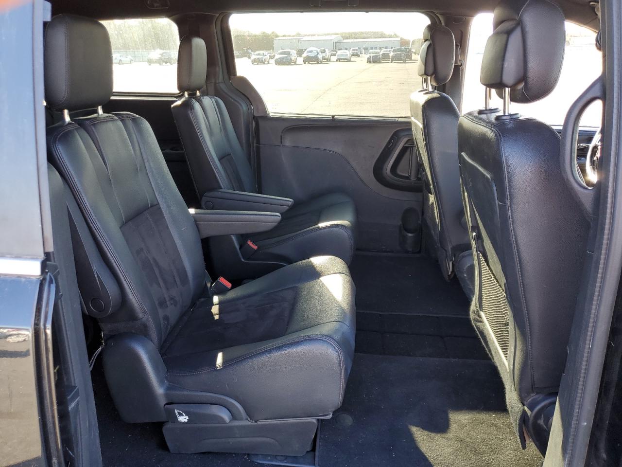 2019 Dodge Caravan - Image 11