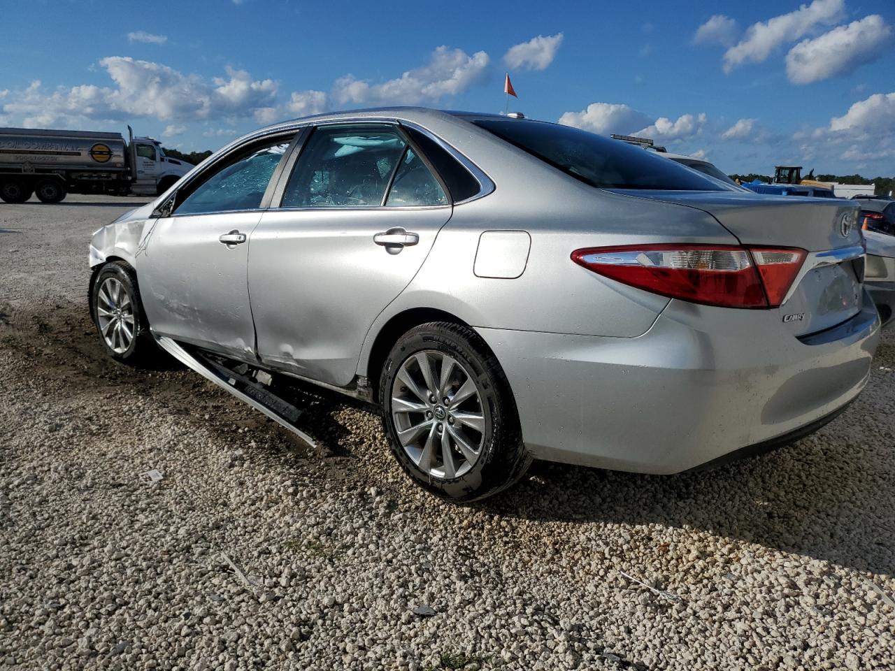 VIN 4T1BF1FK4HU627760 2017 TOYOTA CAMRY no.2