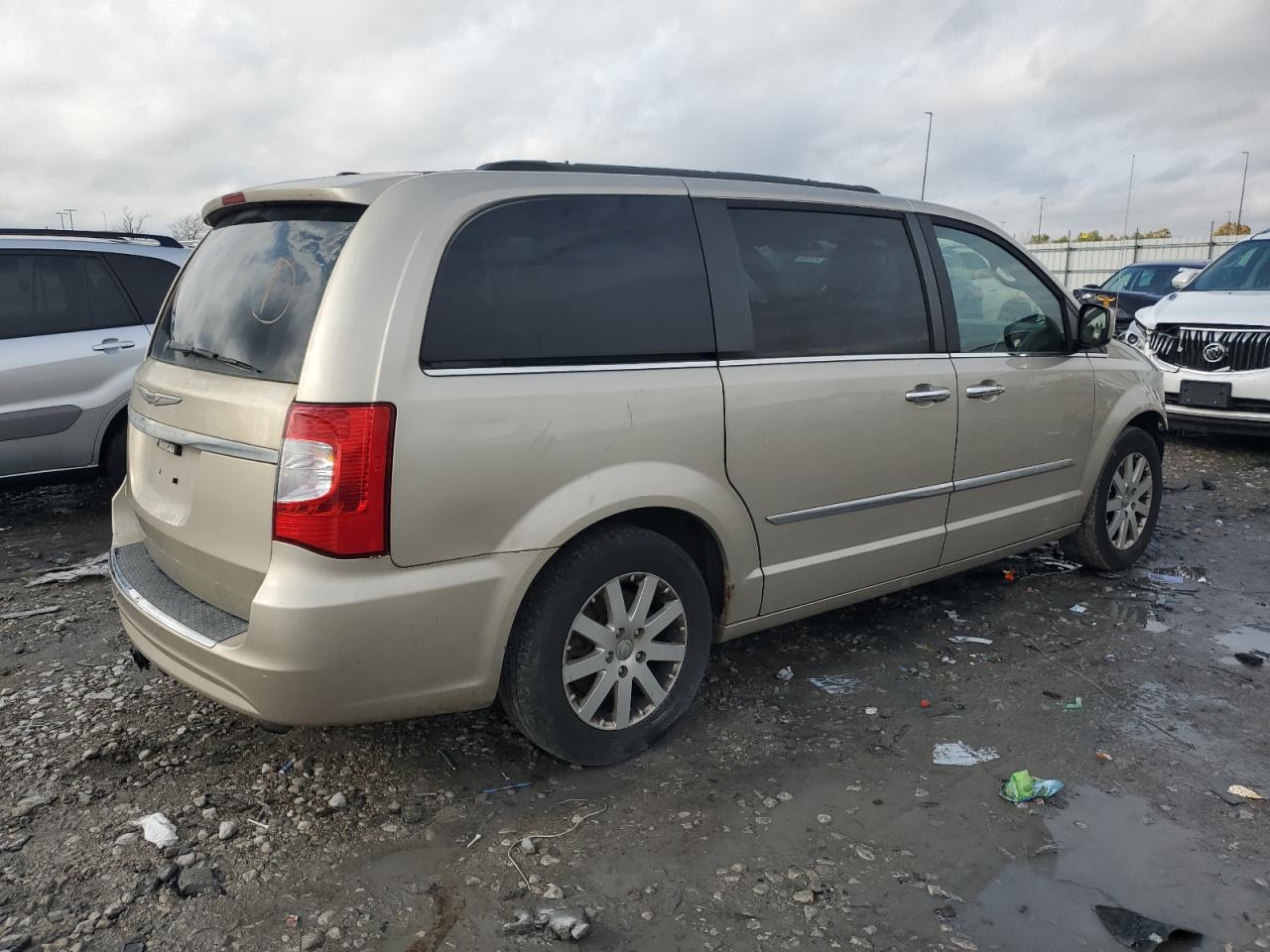 2015 Chrysler Town & Country - Image 3