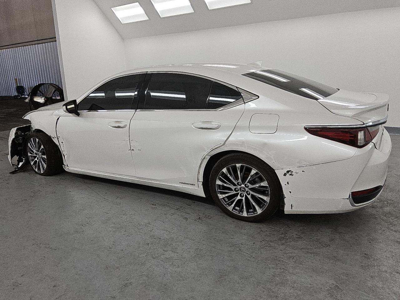 2021 Lexus ES - Image 2