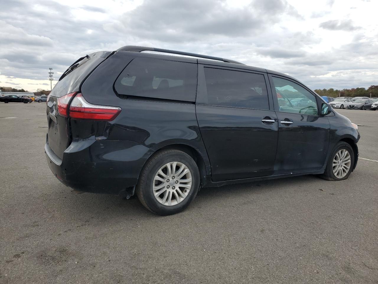 2017 Toyota Sienna - Image 3