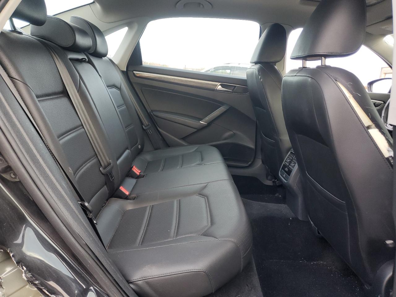 2018 Volkswagen Passat - Image 11
