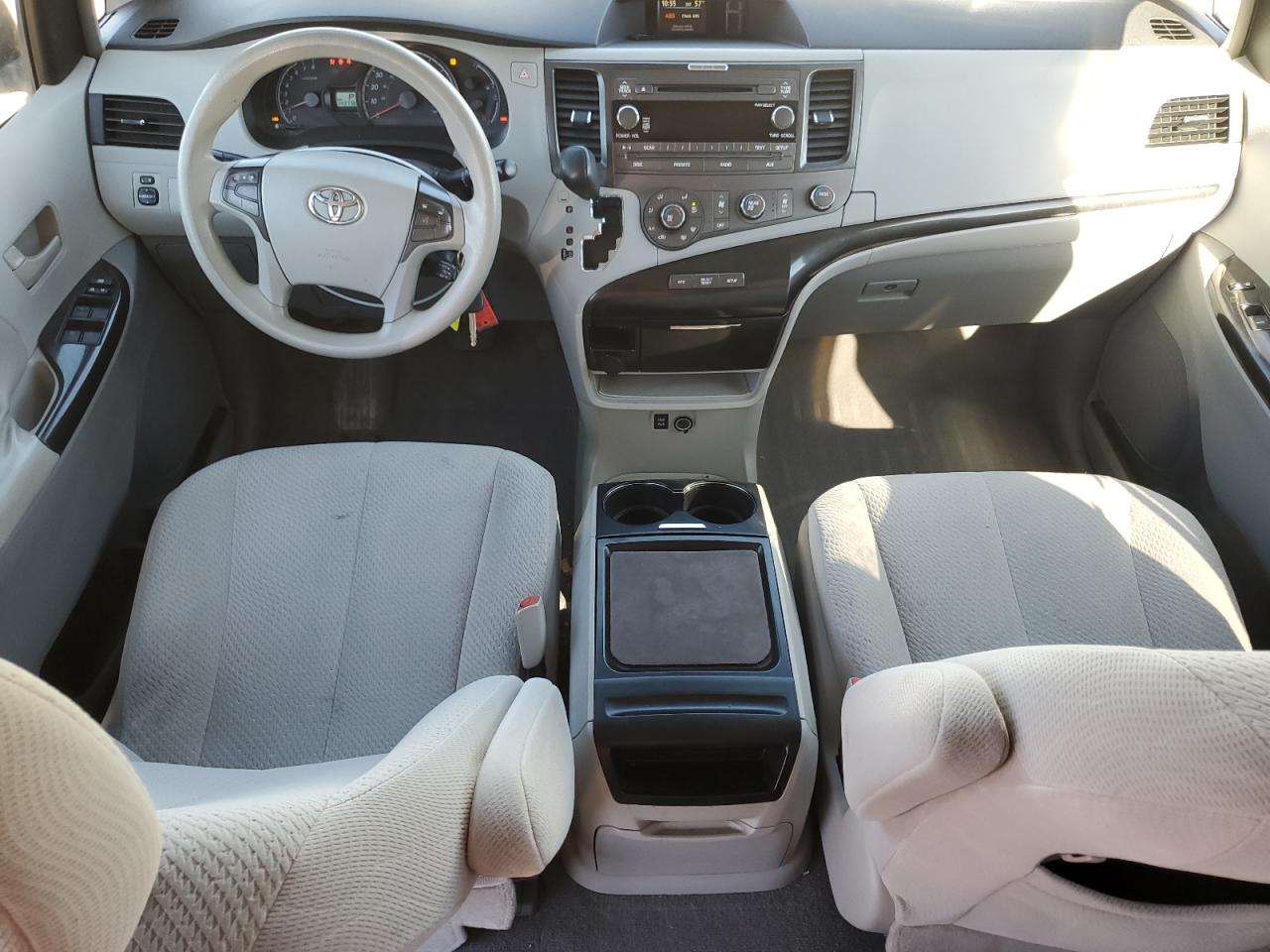 2011 Toyota Sienna - Image 8