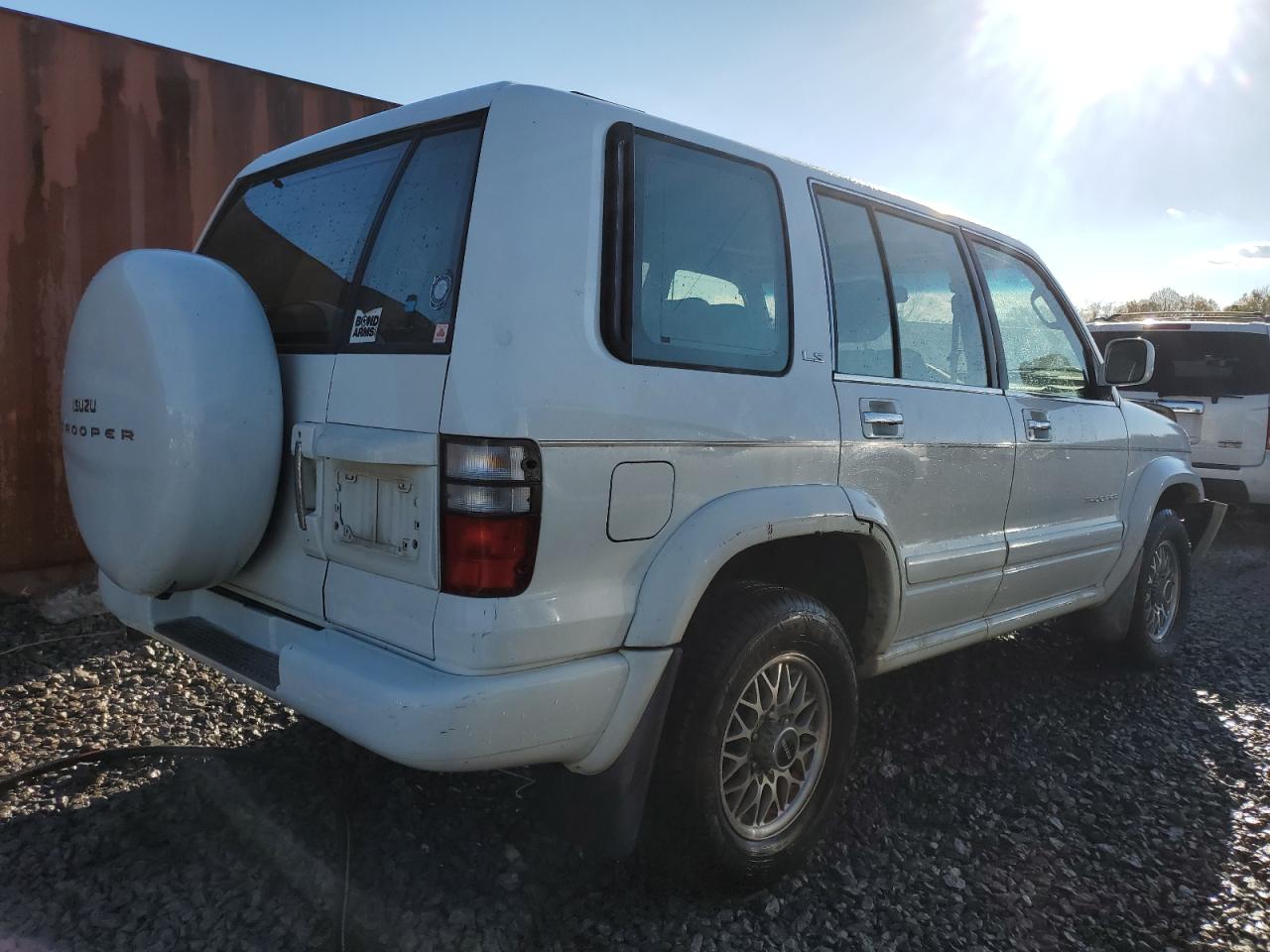 2002 Isuzu Trooper - Image 3