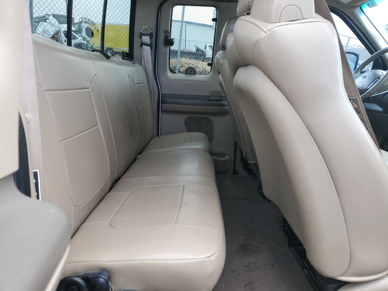 2002 Ford F350 - Image 10