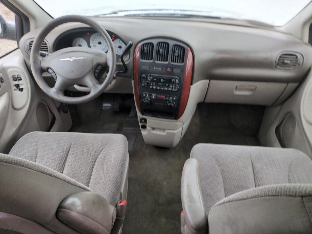 2005 Chrysler Town & Country - Image 8