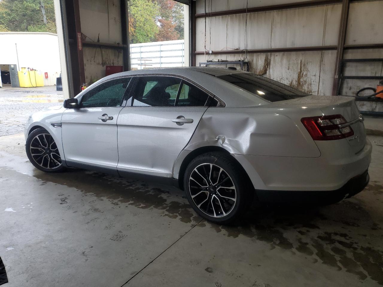 2017 Ford Taurus - Image 2