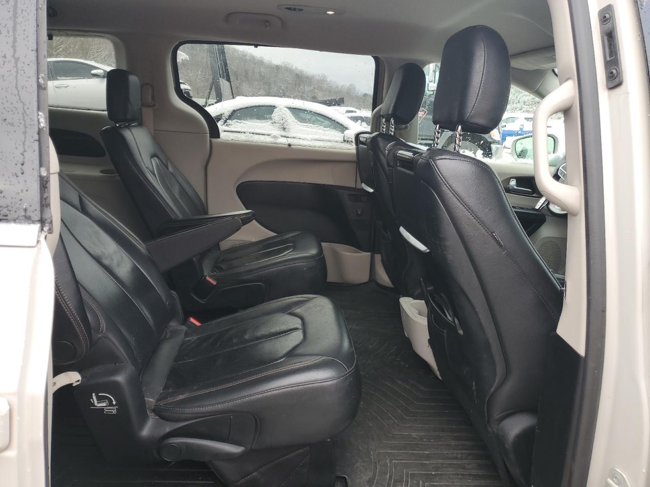 2017 Chrysler Pacifica - Image 11