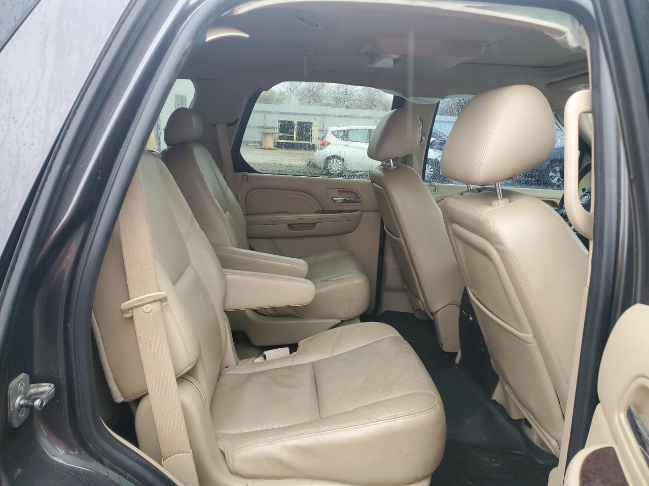 2010 Cadillac Escalade - Image 11