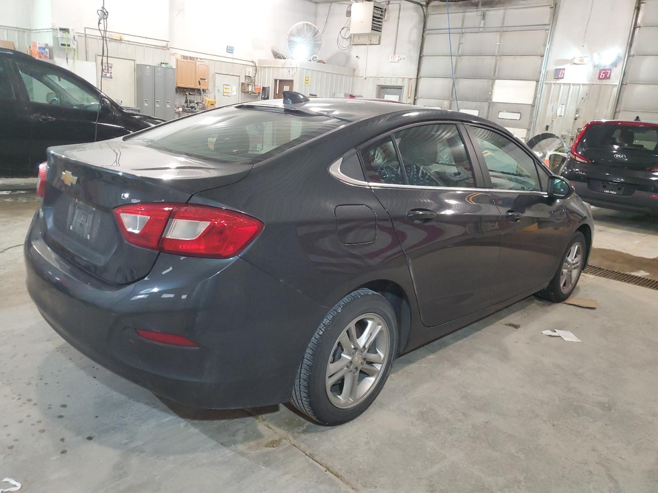 2018 Chevrolet Cruze - Image 3