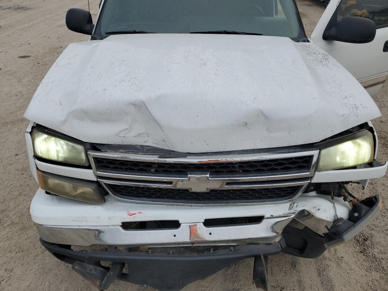 2006 Chevrolet Silverado - Image 11