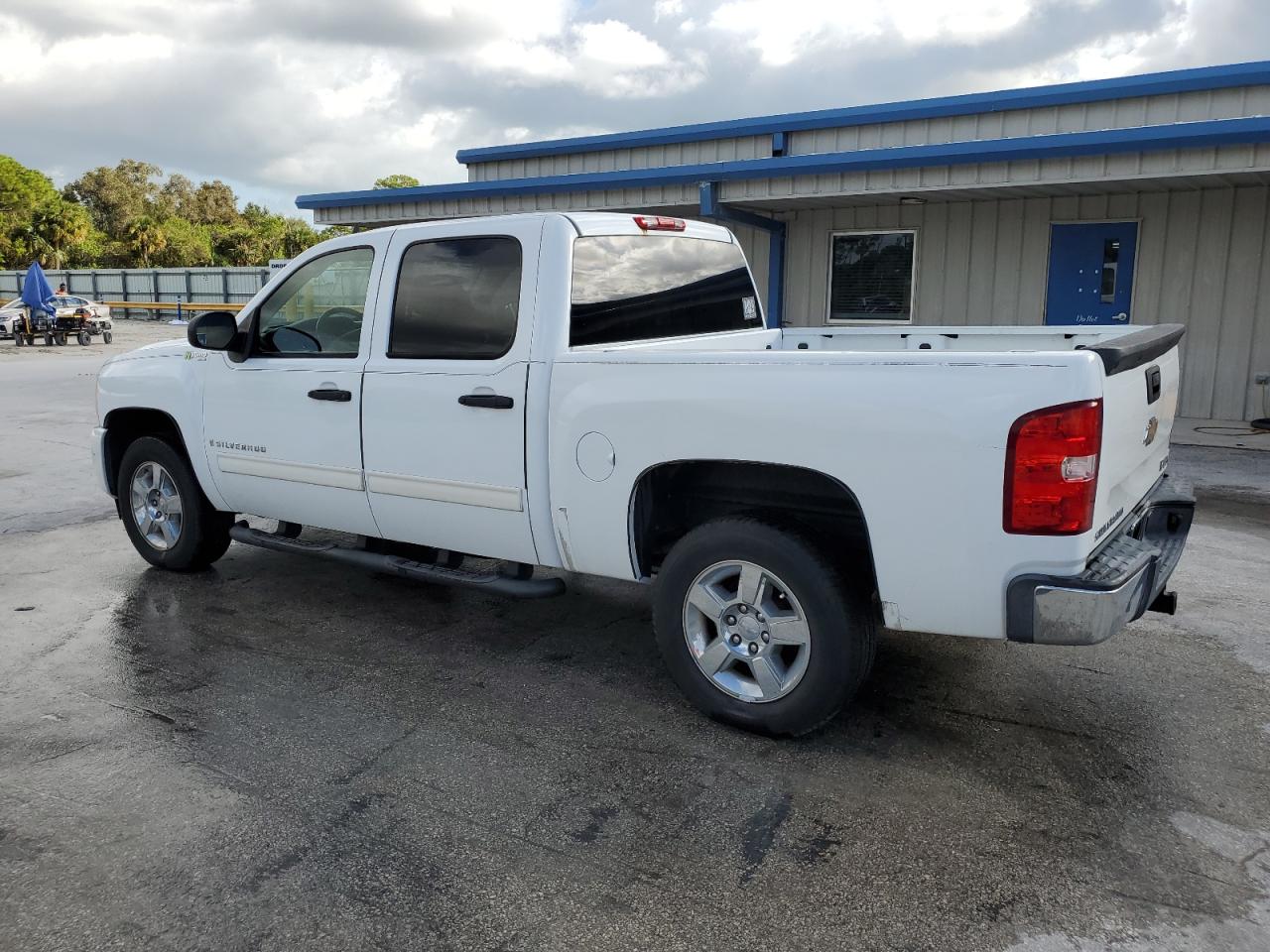 2009 Chevrolet Silverado - Image 2