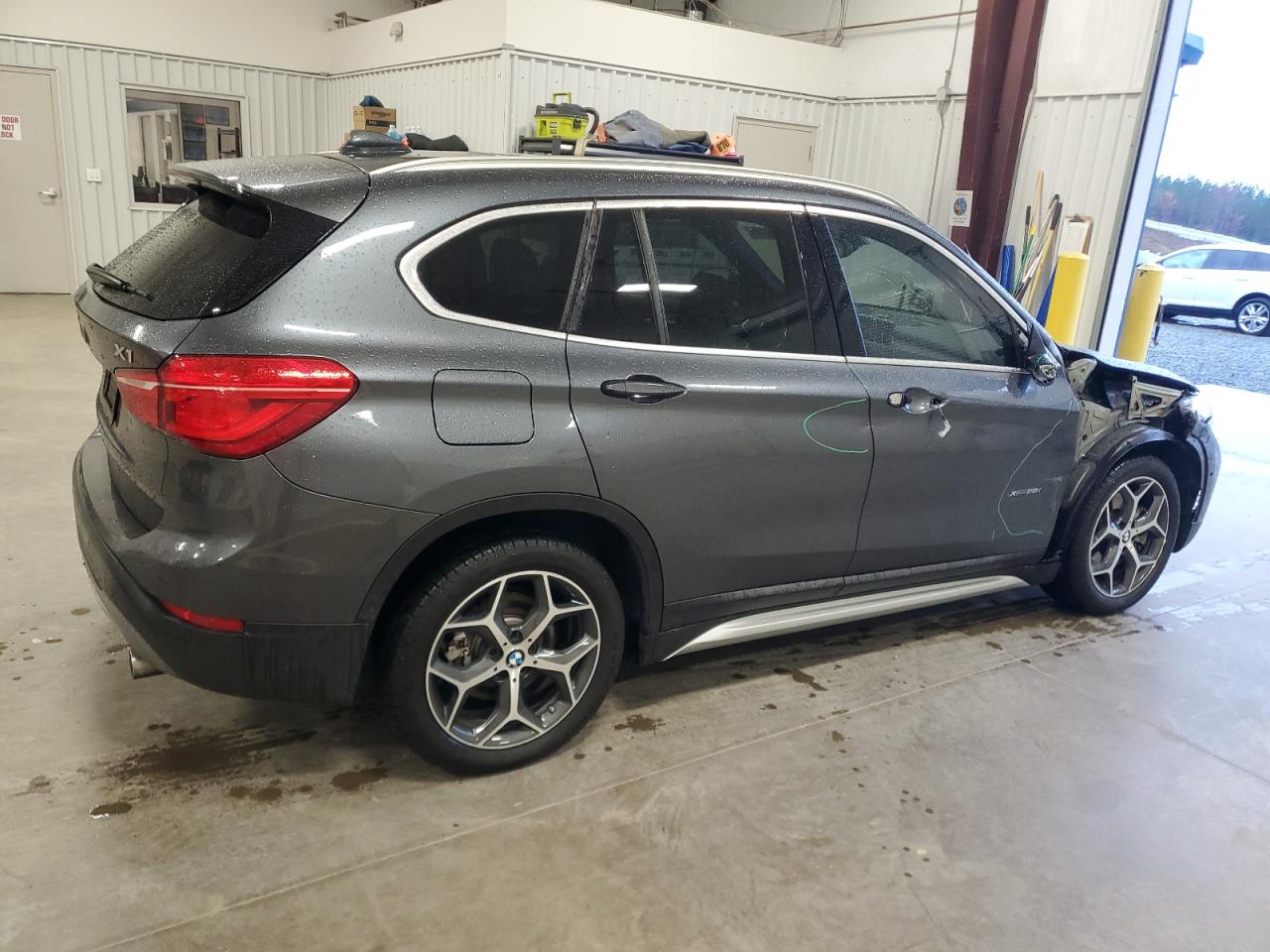 VIN WBXHT3C37J5K23709 2018 BMW X1 no.3