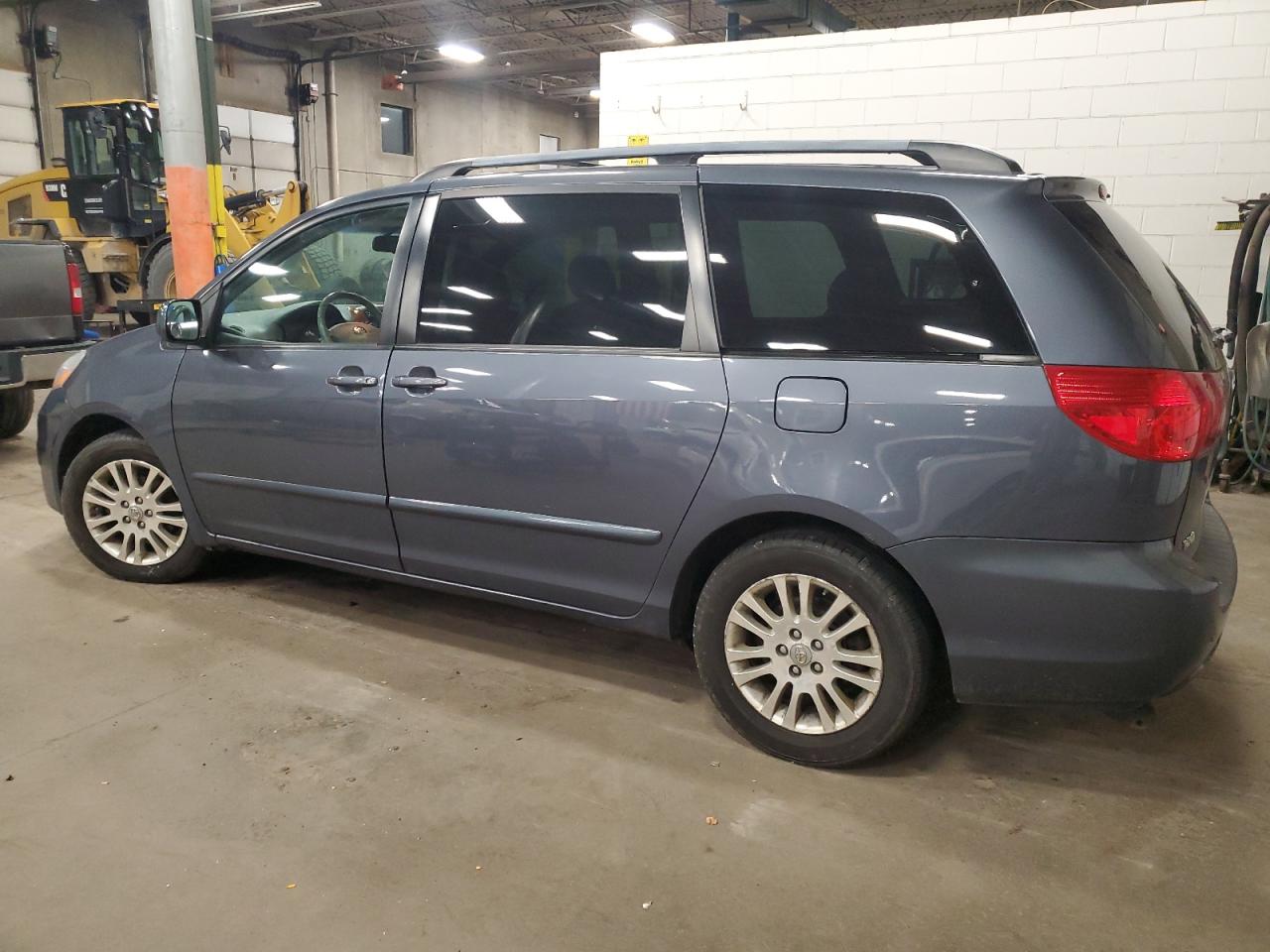 2008 Toyota Sienna - Image 2
