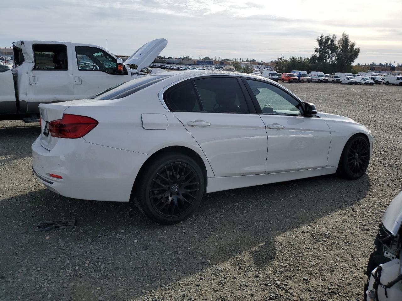 VIN WBA8B9G53JNU98540 2018 BMW 3 SERIES no.3