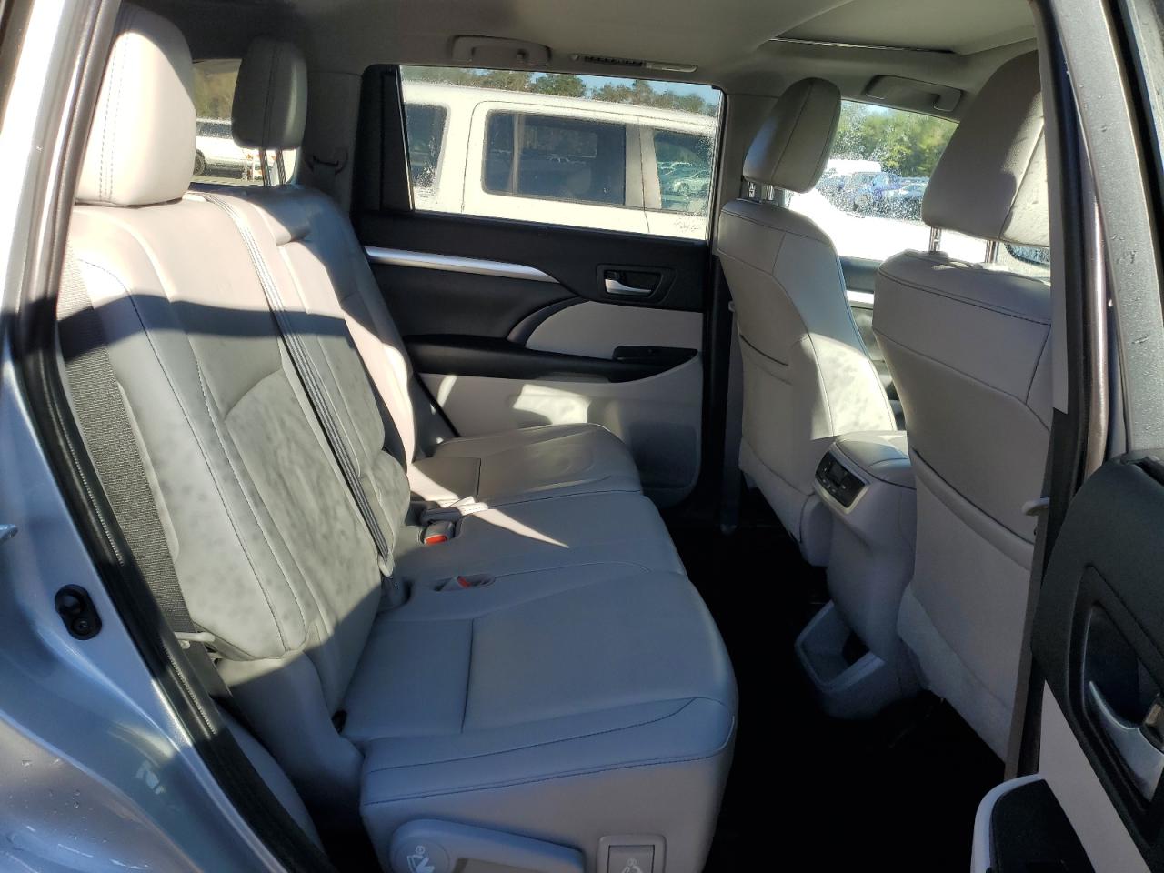 2019 Toyota Highlander - Image 11