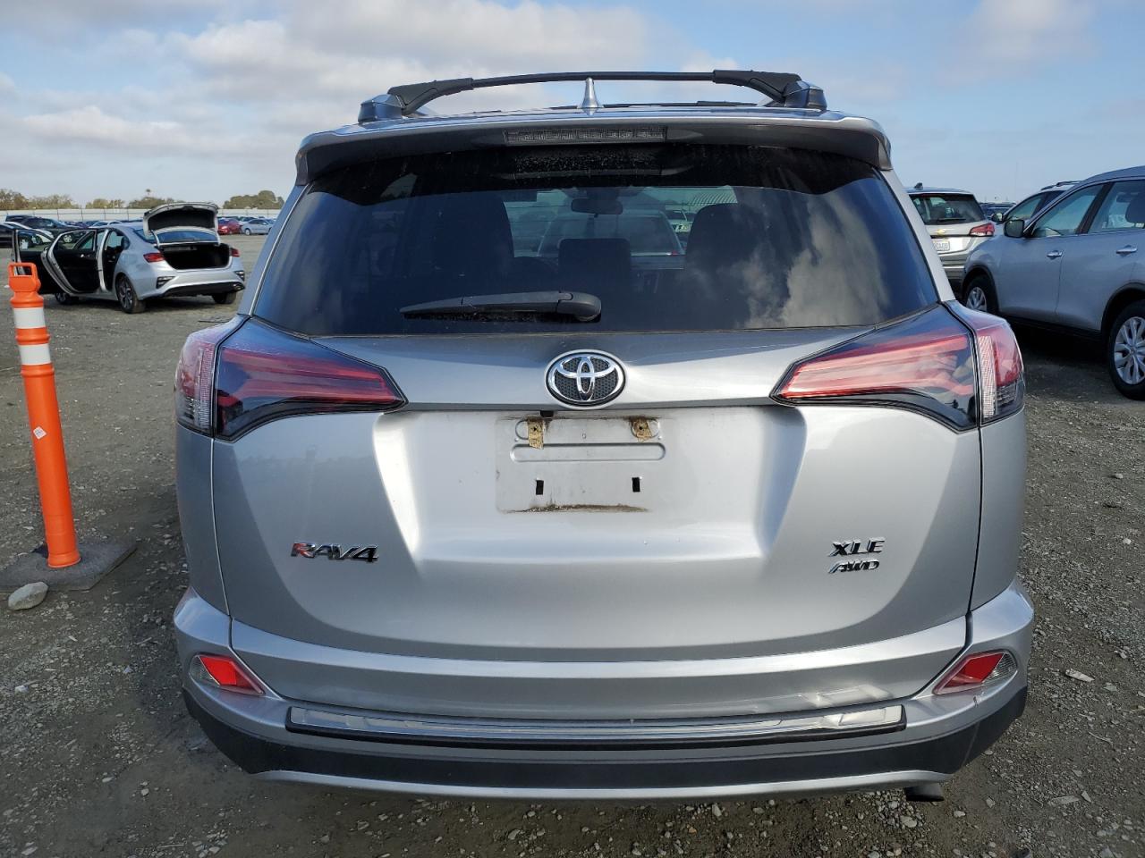 2017 Toyota Rav4 Xle VIN: 2T3RFREV2HW692865 Lot: 80761764