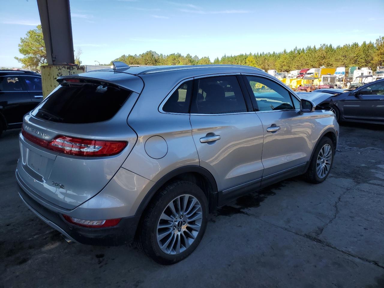 VIN 5LMCJ3D98GUJ28650 2016 LINCOLN MKC no.3