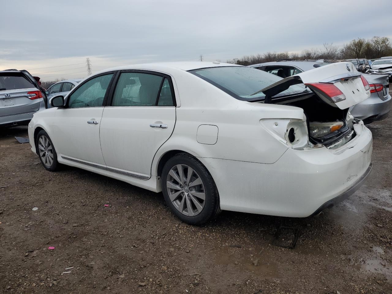 2011 Toyota Avalon - Image 2