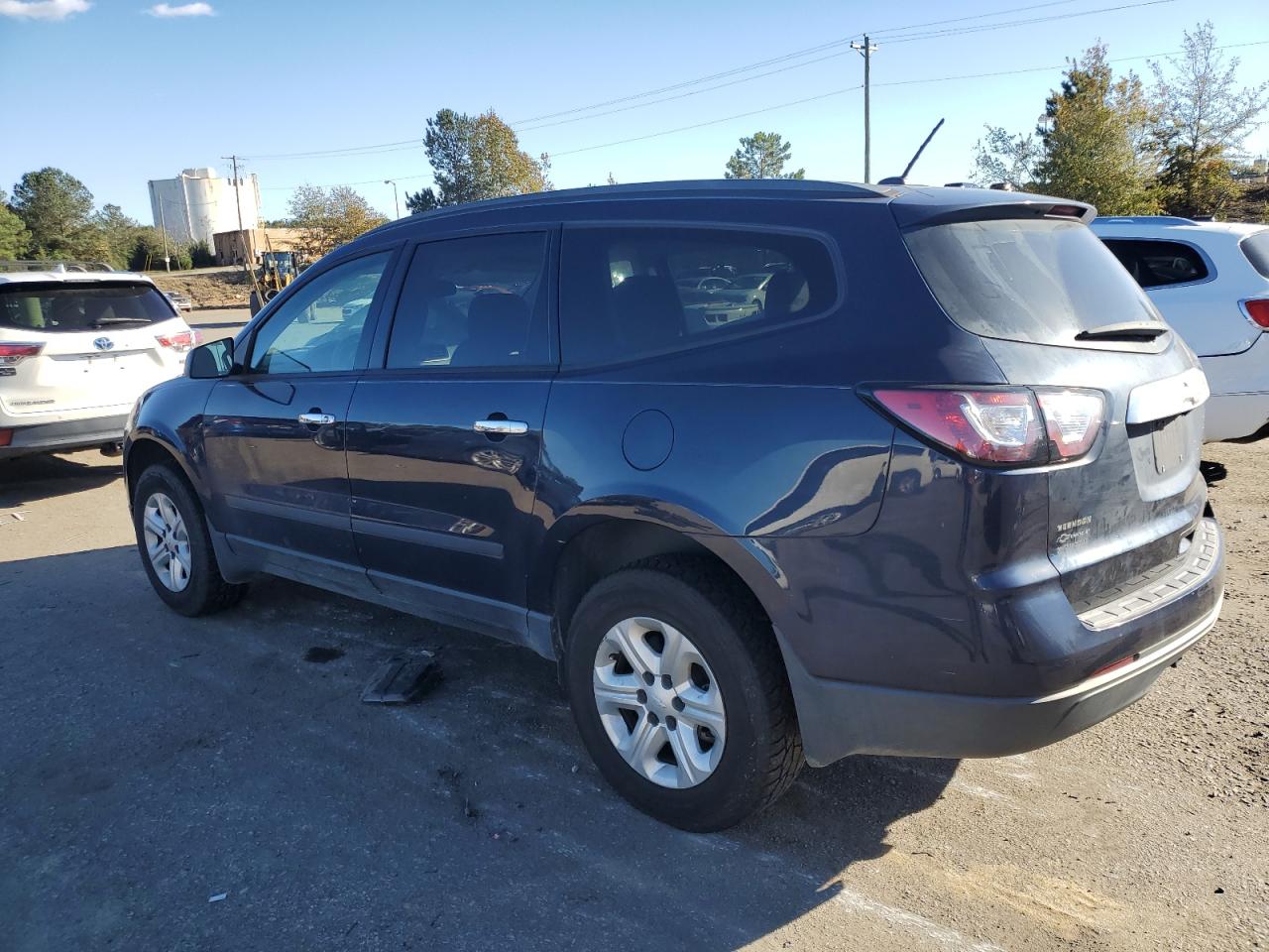 VIN 1GNKRFED7FJ228911 2015 CHEVROLET TRAVERSE no.2