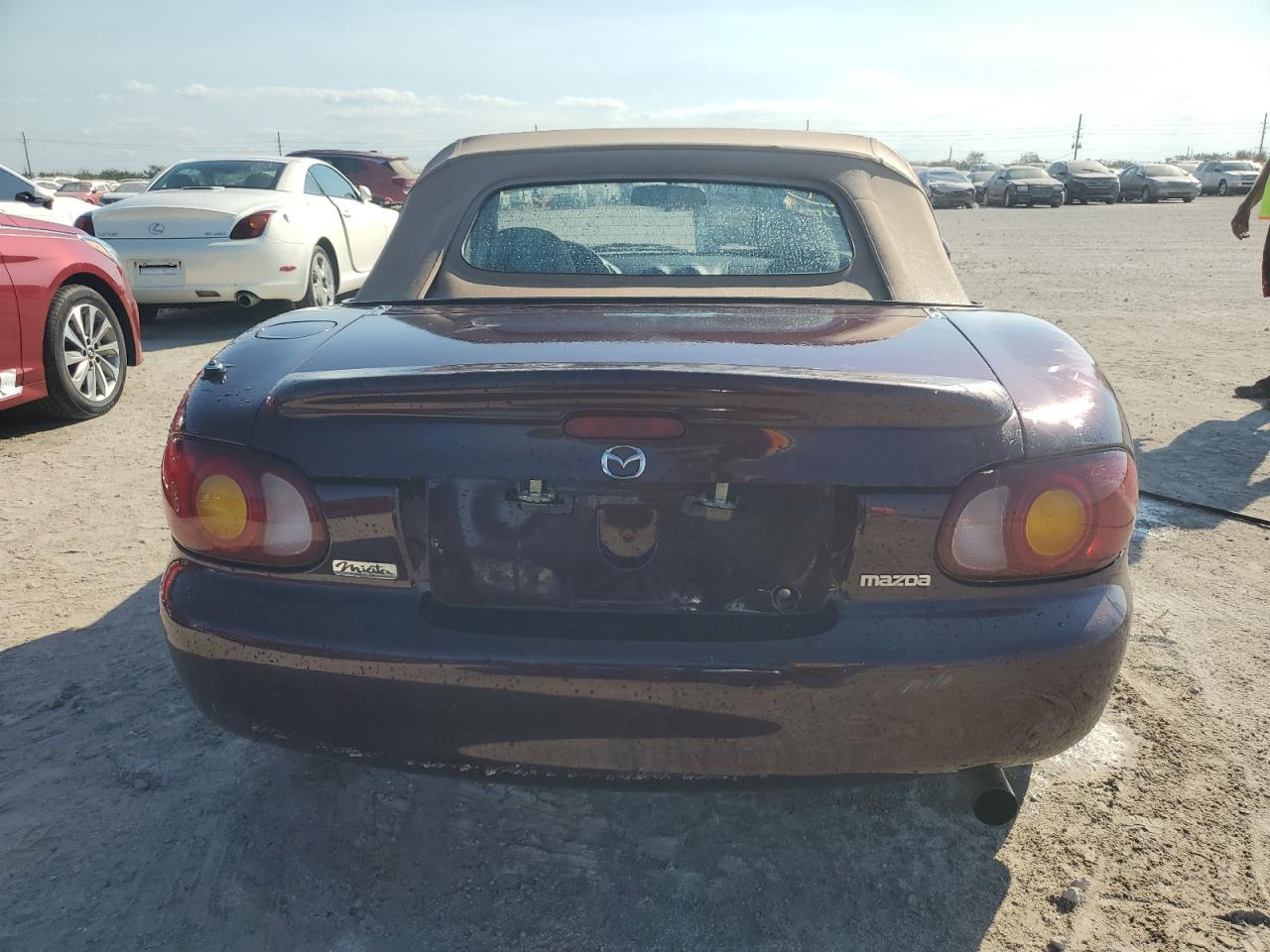 2000 Mazda Mx-5 Miata Base VIN: JM1NB3530Y0147810 Lot: 81482664