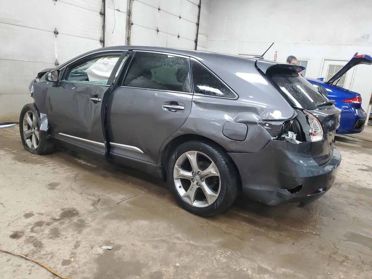 2013 Toyota Venza - Image 2