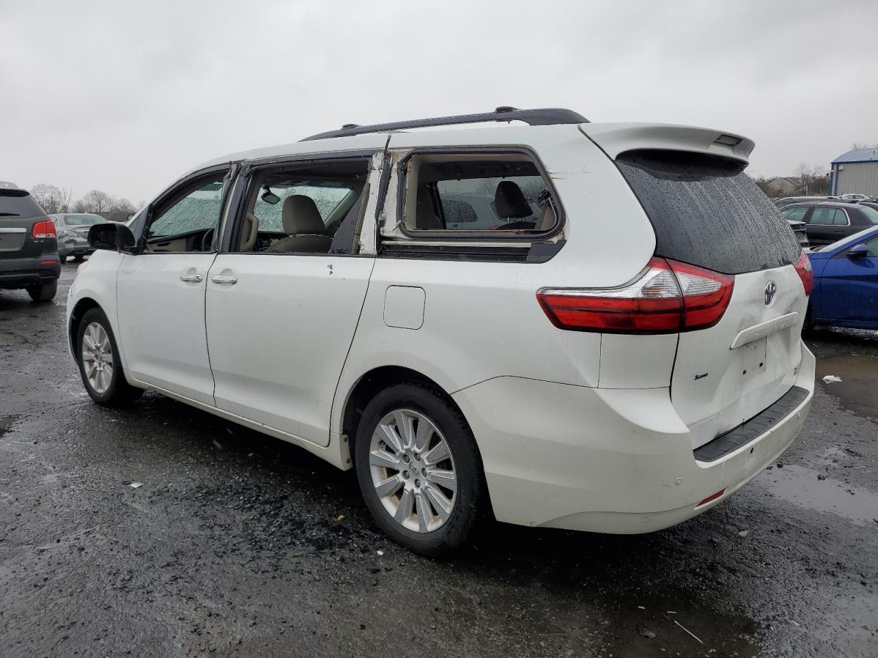 2015 Toyota Sienna - Image 2