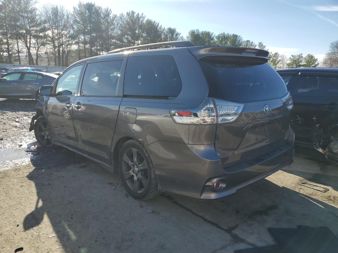 2015 Toyota Sienna - Image 2