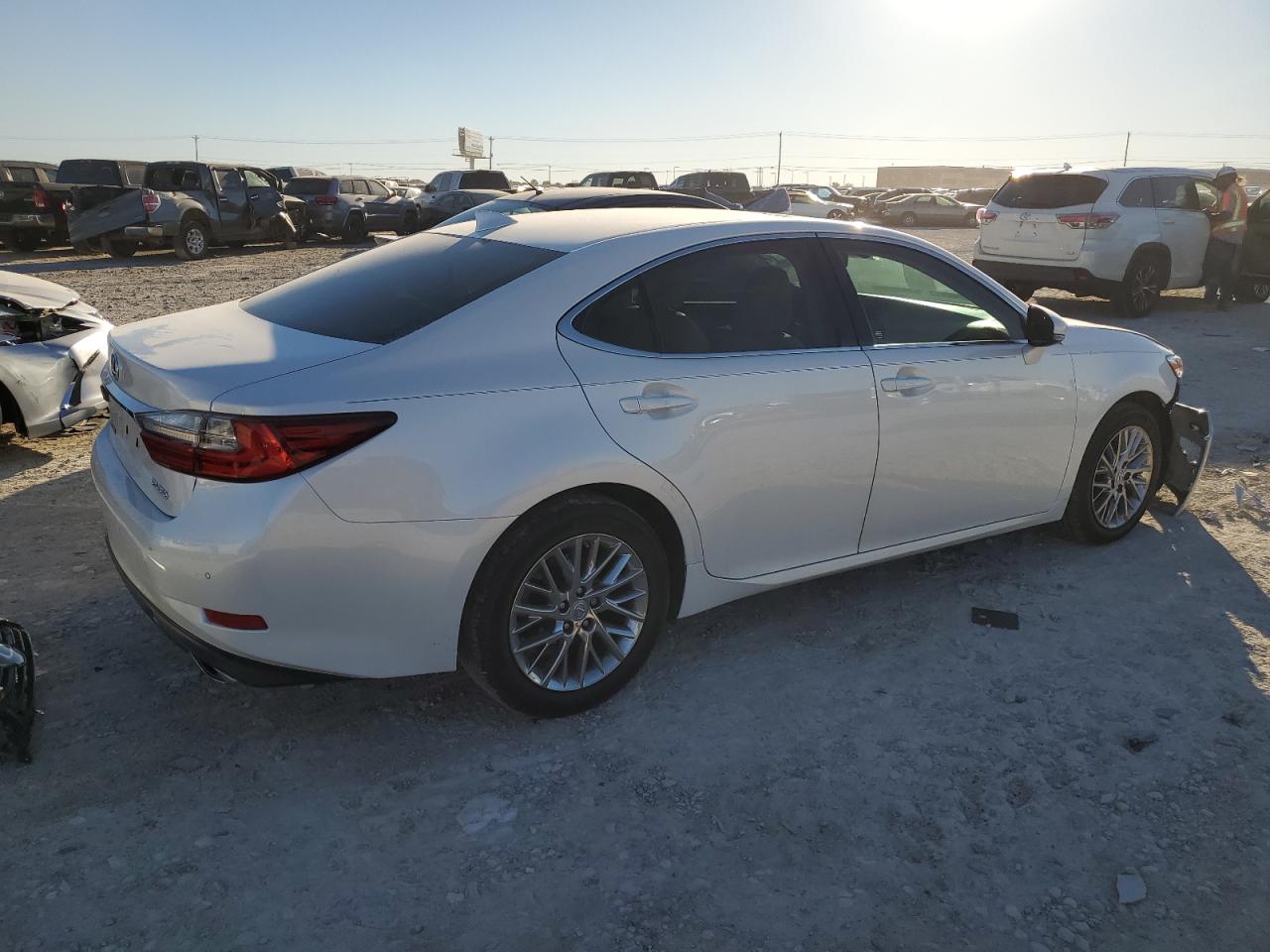 2016 Lexus ES - Image 3