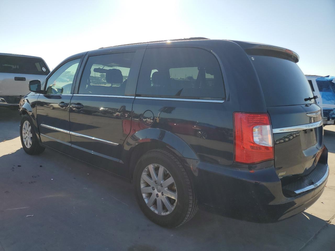 2015 Chrysler Town & Country - Image 2