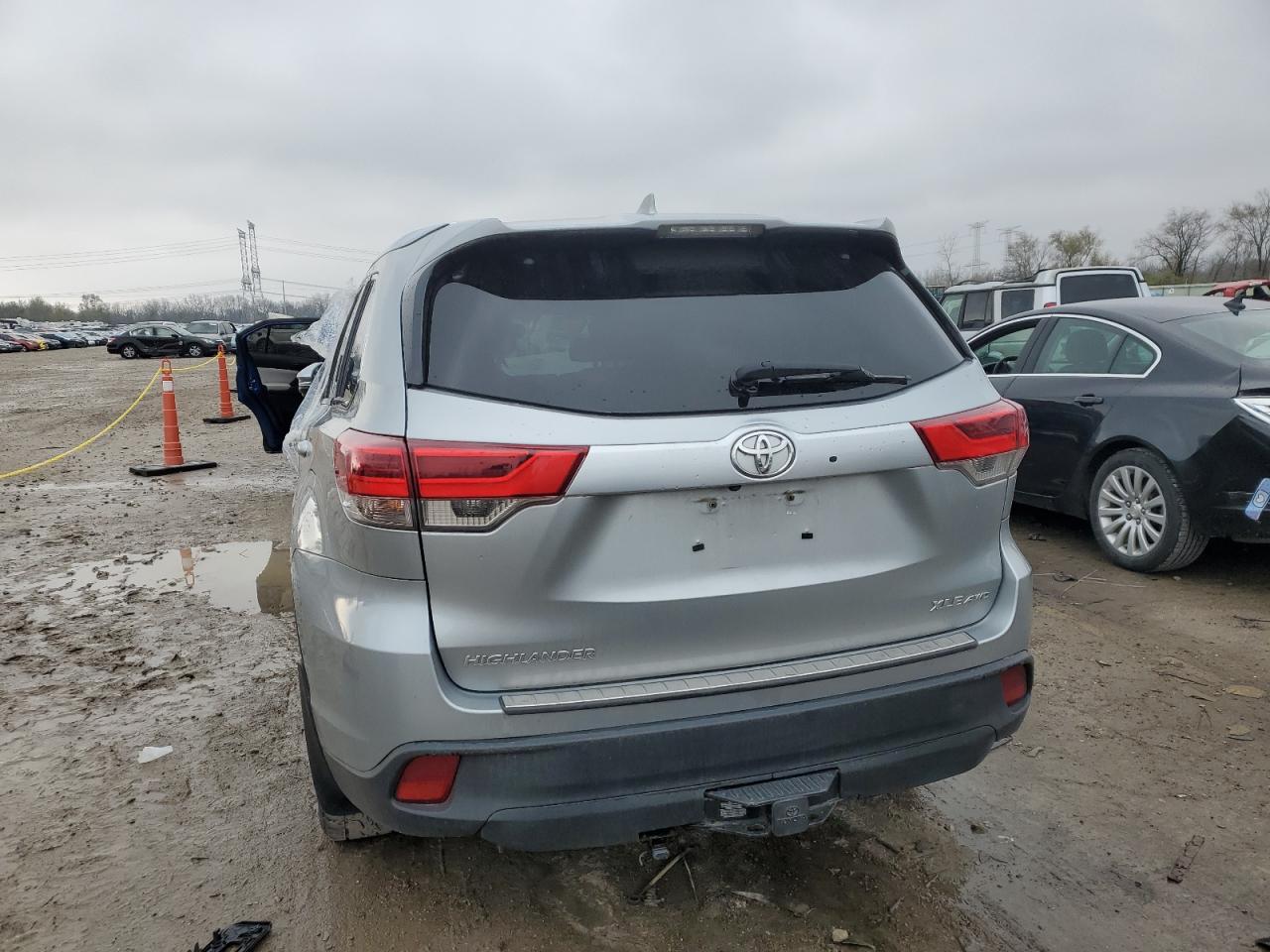 2017 Toyota Highlander - Image 6