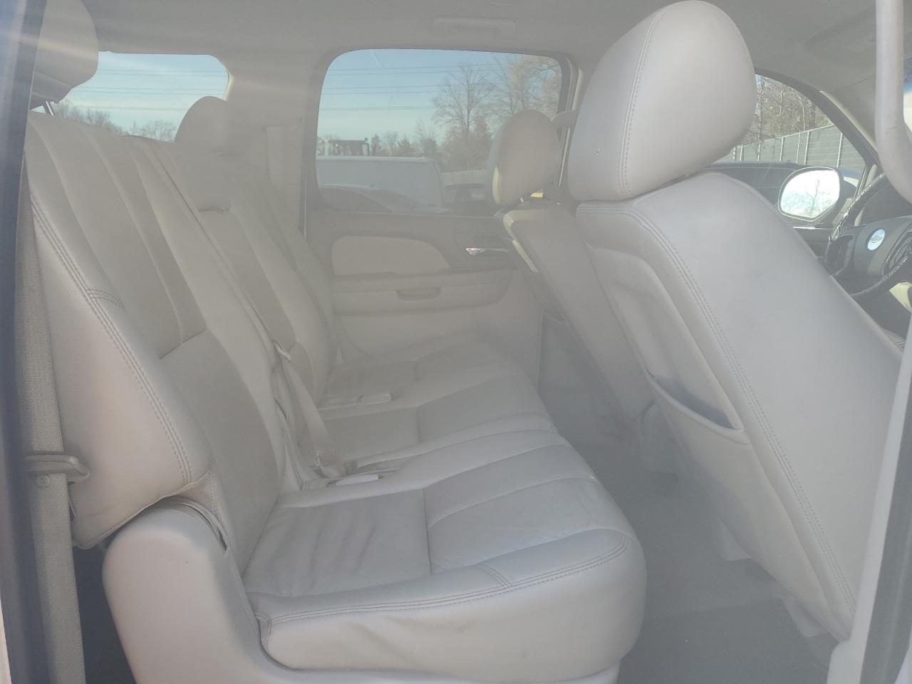 2010 Chevrolet Suburban - Image 11