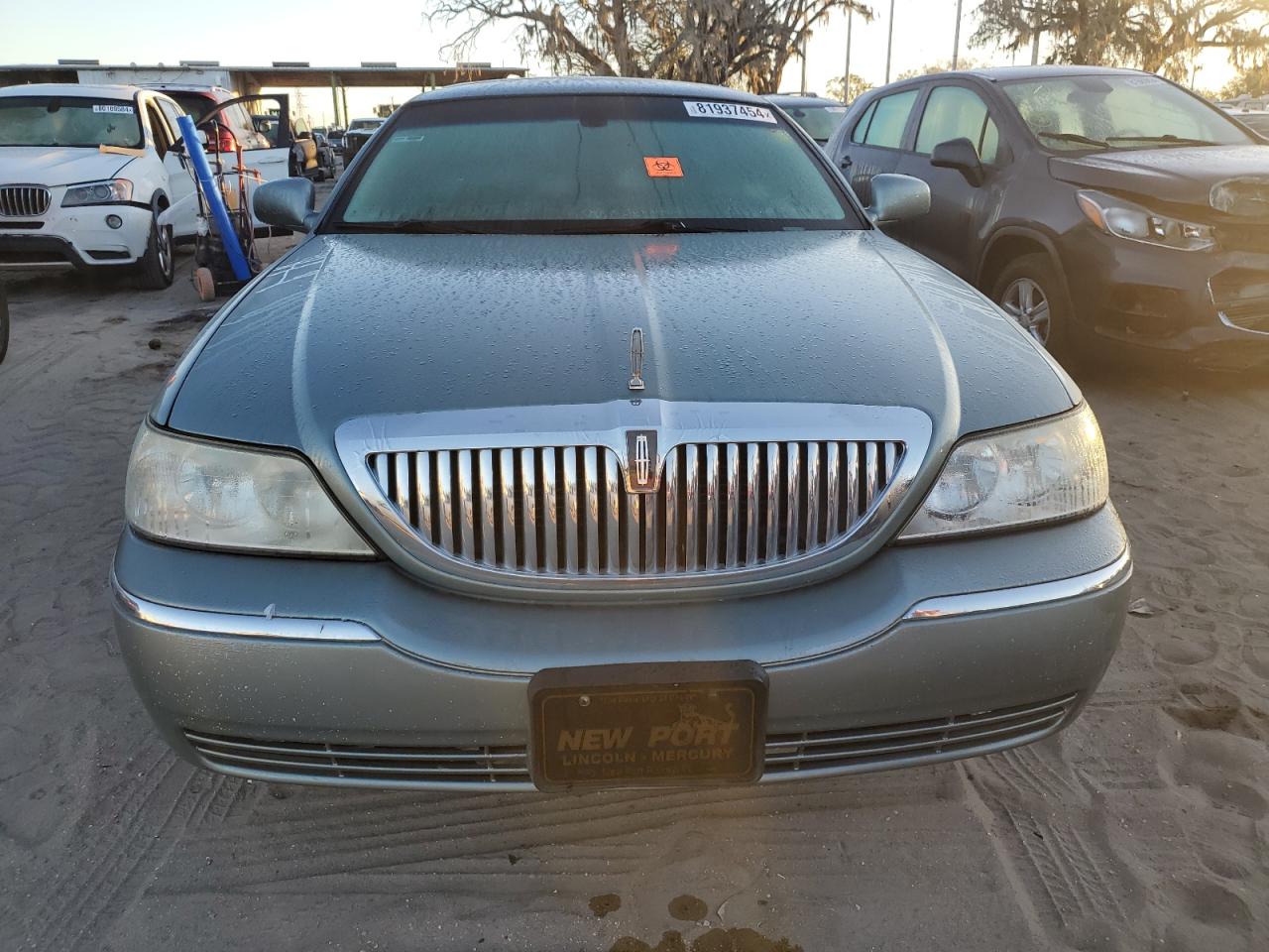 2004 Lincoln Town Car Executive VIN: 1LNHM81WX4Y674295 Lot: 81937454