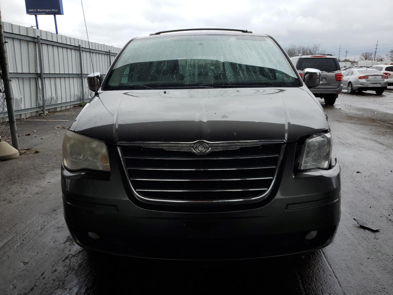2010 Chrysler Town & Country - Image 5