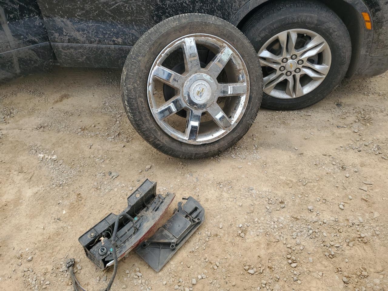 2011 Cadillac Escalade - Image 15