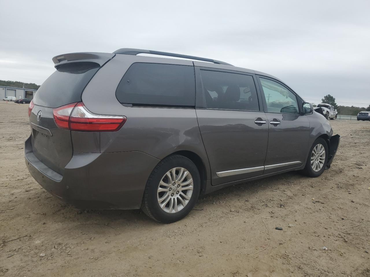 2015 Toyota Sienna - Image 3